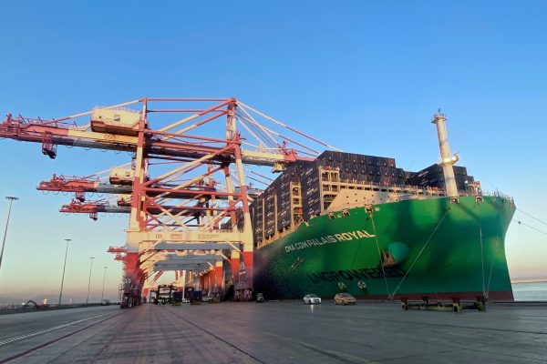 Transformación sostenible: Hutchison Ports BEST recibe el buque más grande propulsado por GNL jamás escalado en Barcelona.
